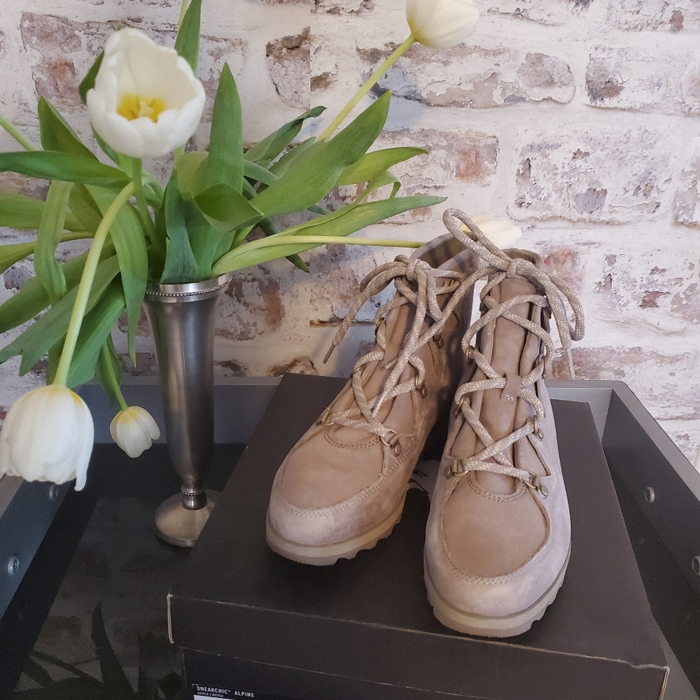 Sorel booties/ Grey